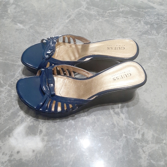 GUESS BY MARCIANO CUTE DEEP BLUE PATENT LEATHER BOW ACCENTED WEDGE HEELS SZ 8 - Picture 3 of 5